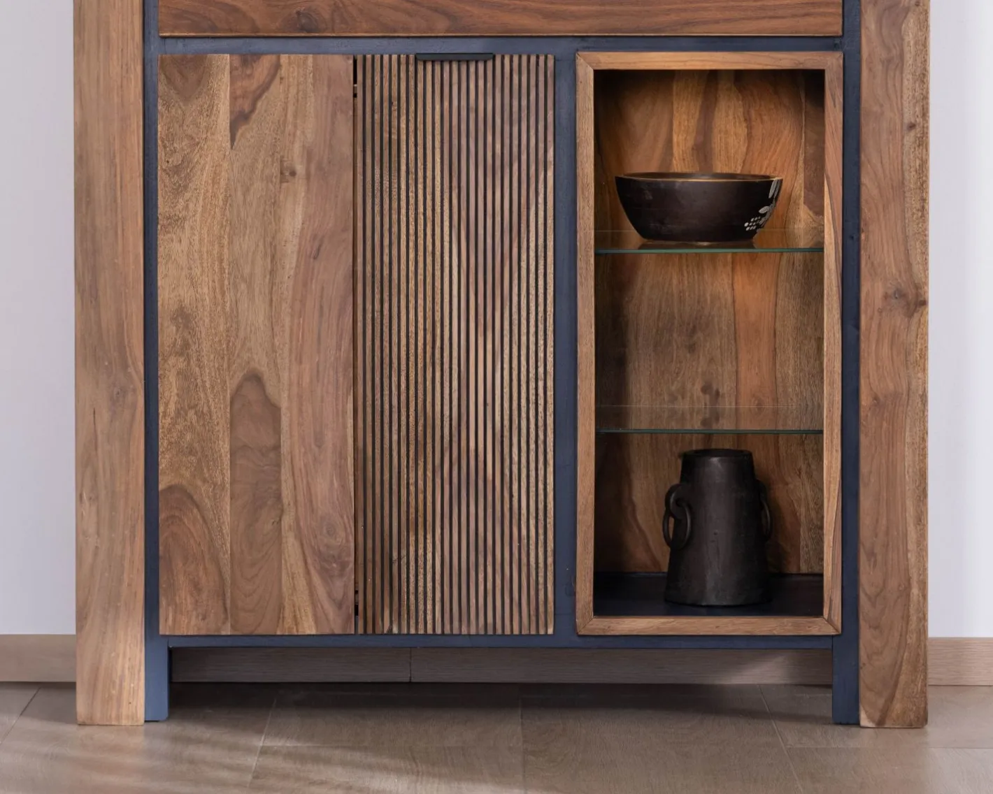 New Argentier avec éclairage intérieur et étagères verre "Enoa" en palissandre et acacia Vitrine Et Argentier