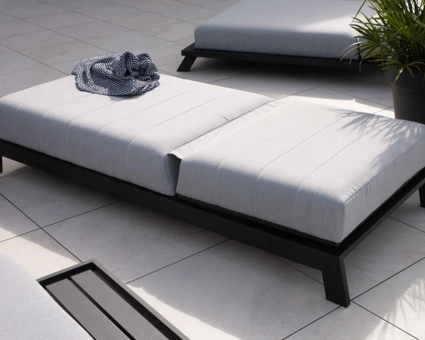 Hot Bain de soleil confort tissu Sunbrella gris clair structure aluminium noire "Terrasse" Bain De Soleil