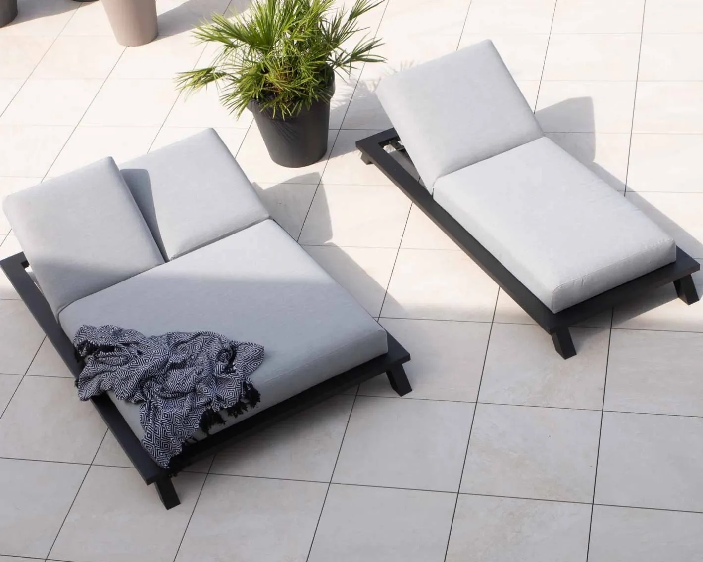 Online Bain de soleil double tissu Sunbrella gris clair structure aluminium noire "Nusa Pedina" Bain De Soleil