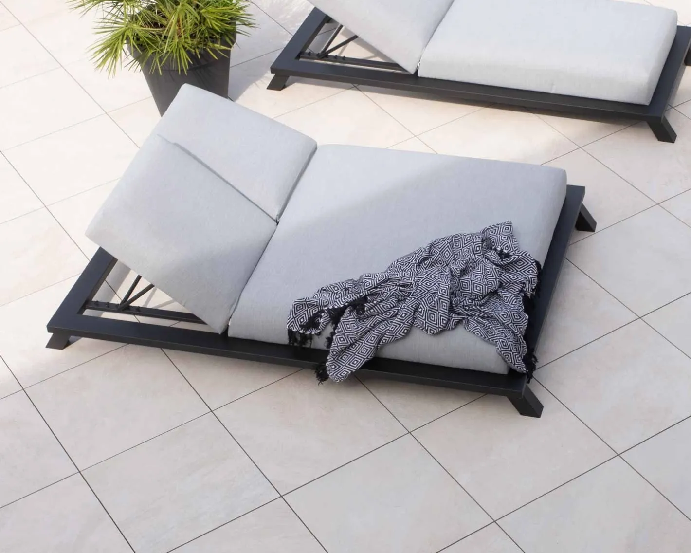 Online Bain de soleil double tissu Sunbrella gris clair structure aluminium noire "Nusa Pedina" Bain De Soleil