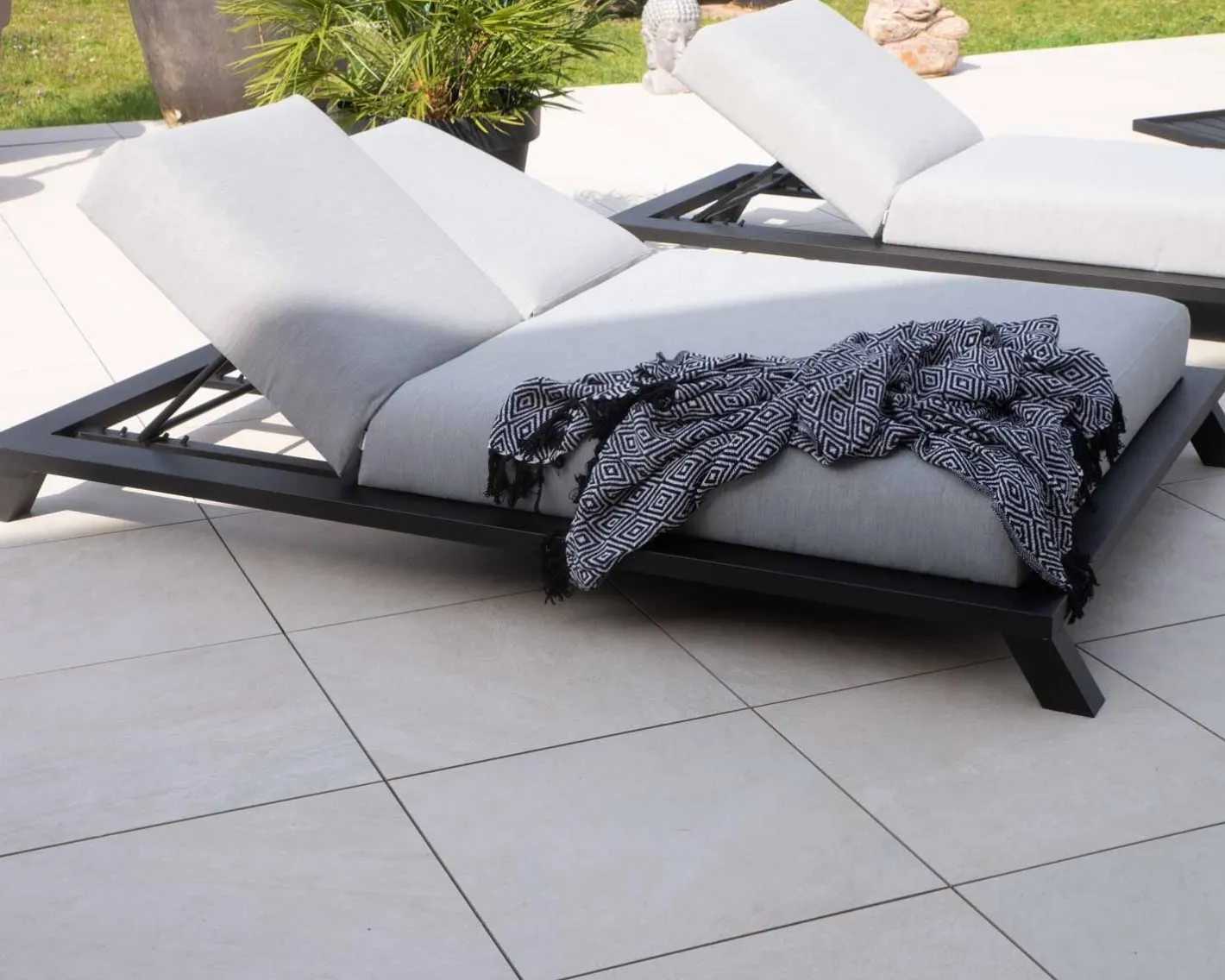 Online Bain de soleil double tissu Sunbrella gris clair structure aluminium noire "Nusa Pedina" Bain De Soleil