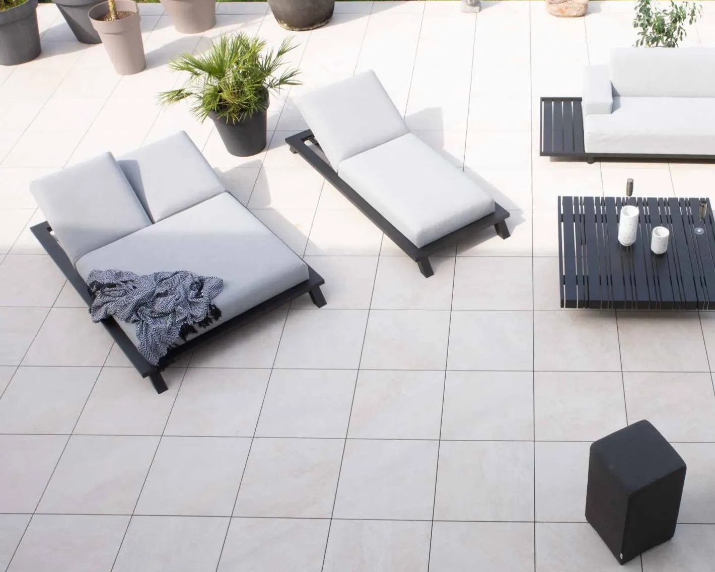 Online Bain de soleil double tissu Sunbrella gris clair structure aluminium noire "Nusa Pedina" Bain De Soleil
