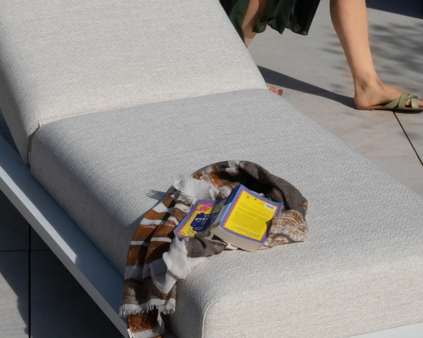 Outlet Bain de soleil haut de gamme en tissu écru et structure aluminium blanche "Nusa Pedina" Bain De Soleil