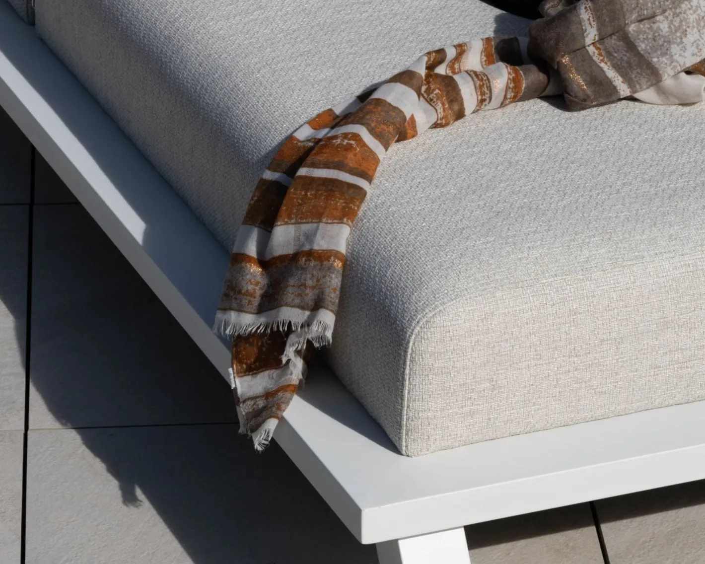 Outlet Bain de soleil haut de gamme en tissu écru et structure aluminium blanche "Nusa Pedina" Bain De Soleil