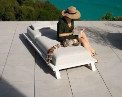 Outlet Bain de soleil haut de gamme en tissu écru et structure aluminium blanche