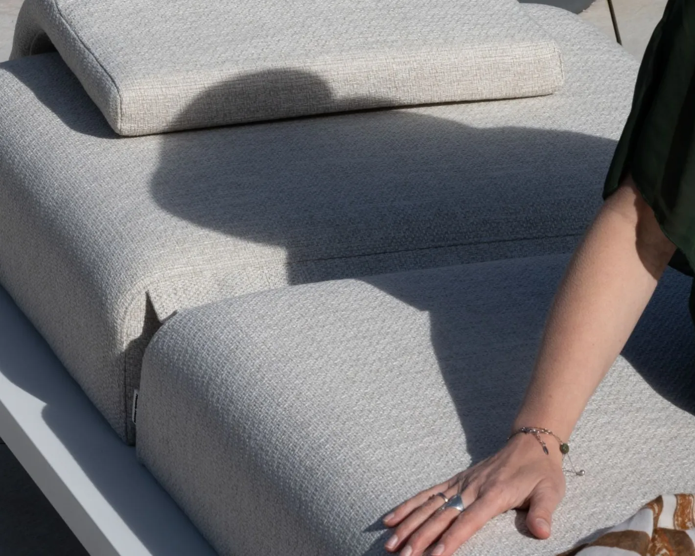 Outlet Bain de soleil haut de gamme en tissu écru et structure aluminium blanche "Nusa Pedina" Bain De Soleil