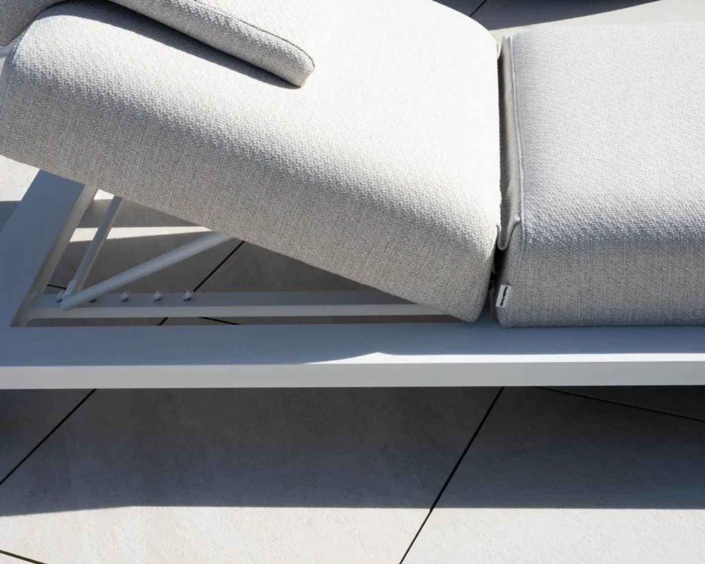 Outlet Bain de soleil haut de gamme en tissu écru et structure aluminium blanche "Nusa Pedina" Bain De Soleil