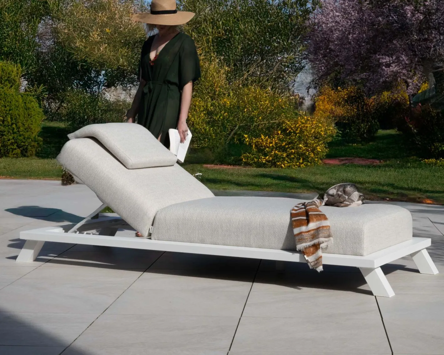 Outlet Bain de soleil haut de gamme en tissu écru et structure aluminium blanche "Nusa Pedina" Bain De Soleil