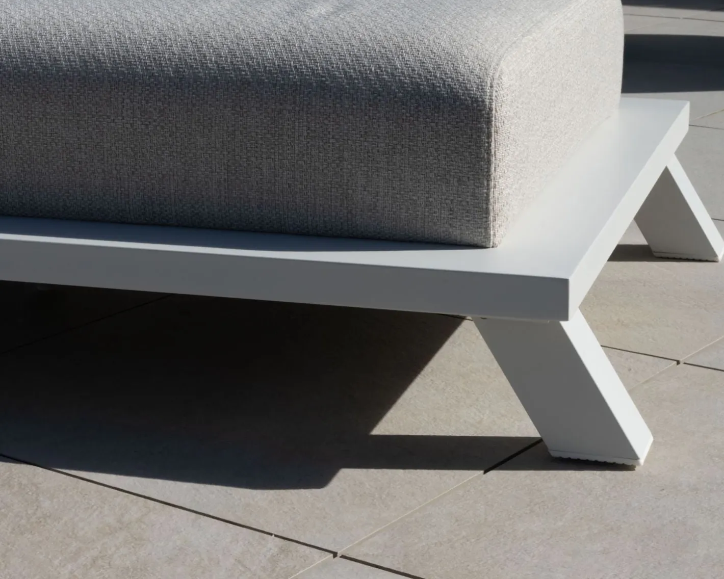 Outlet Bain de soleil haut de gamme en tissu écru et structure aluminium blanche "Nusa Pedina" Bain De Soleil