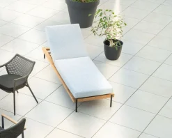 New Bain de soleil matelassé en teck, aluminium et tissu gris clair "Hélios" Bain De Soleil
