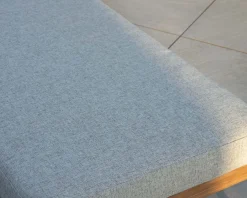 New Bain de soleil matelassé en teck, aluminium et tissu gris clair