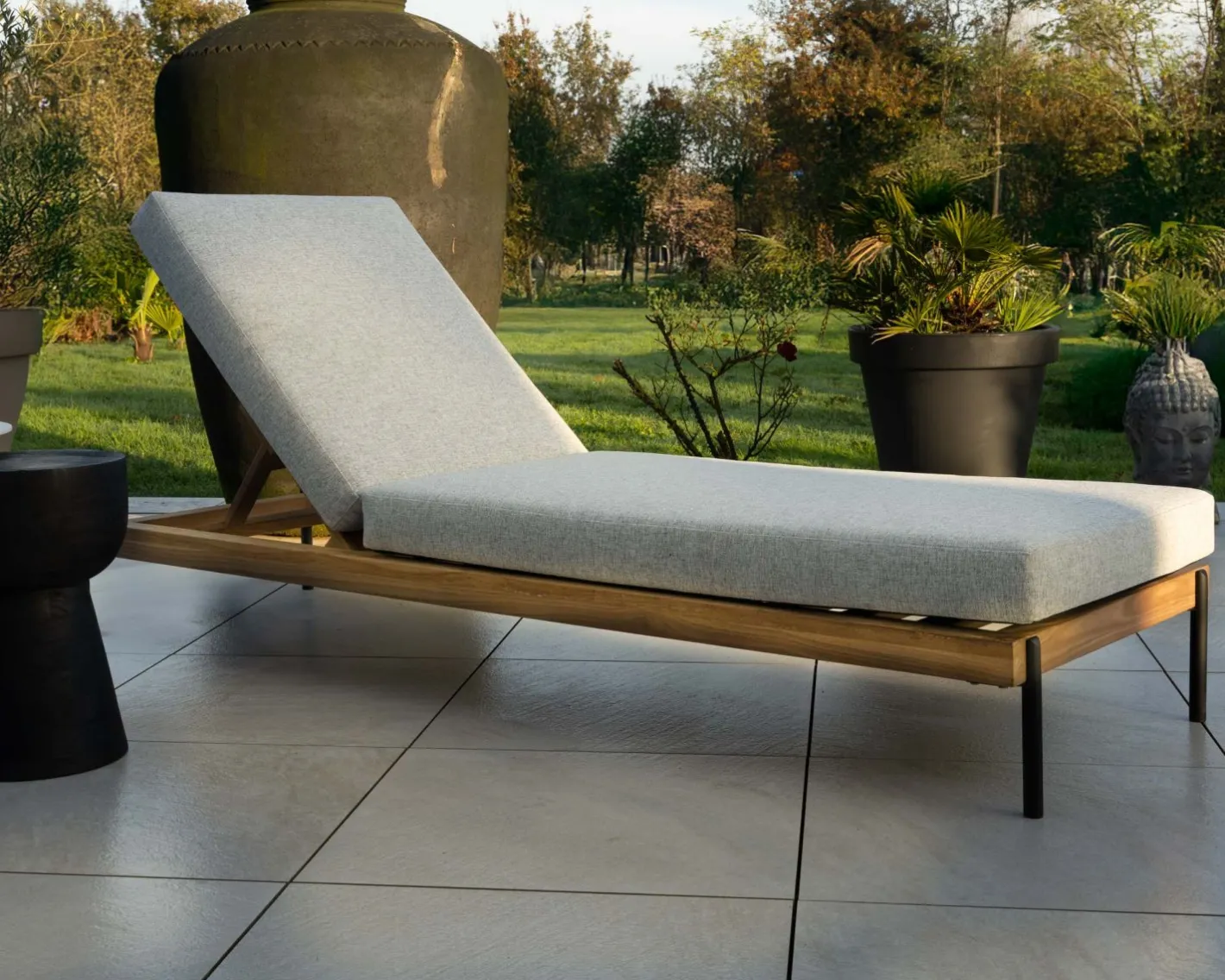 New Bain de soleil matelassé en teck, aluminium et tissu gris clair "Hélios" Bain De Soleil