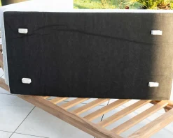 New Bain de soleil matelassé en teck, aluminium et tissu gris clair