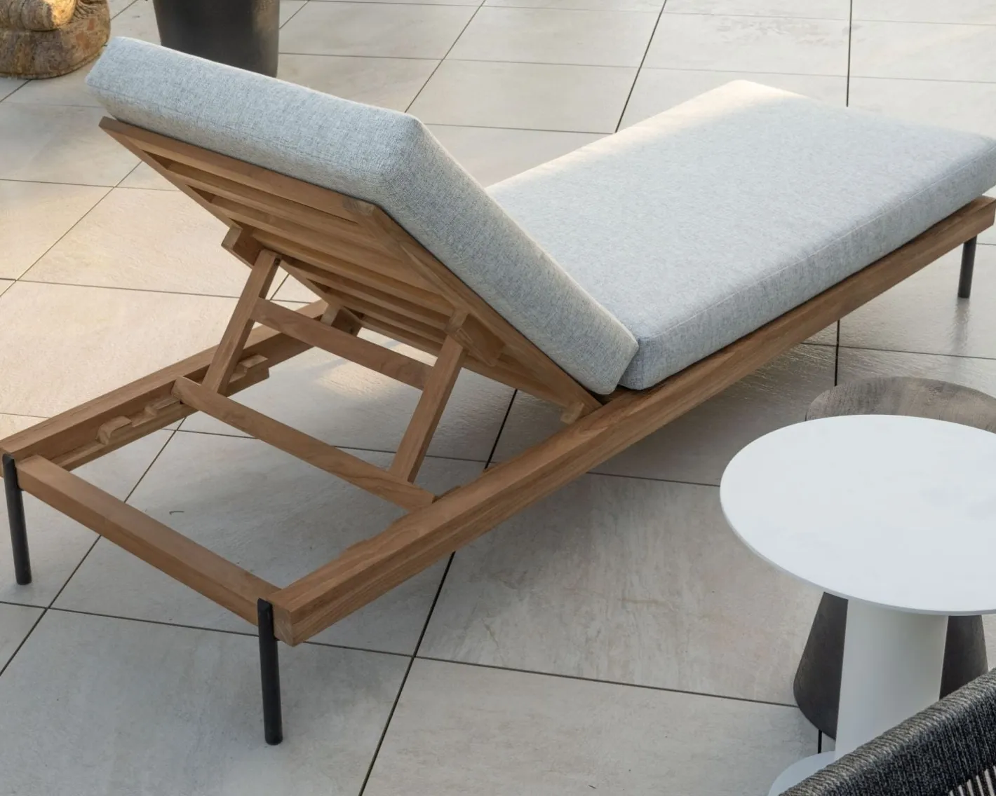 New Bain de soleil matelassé en teck, aluminium et tissu gris clair "Hélios" Bain De Soleil