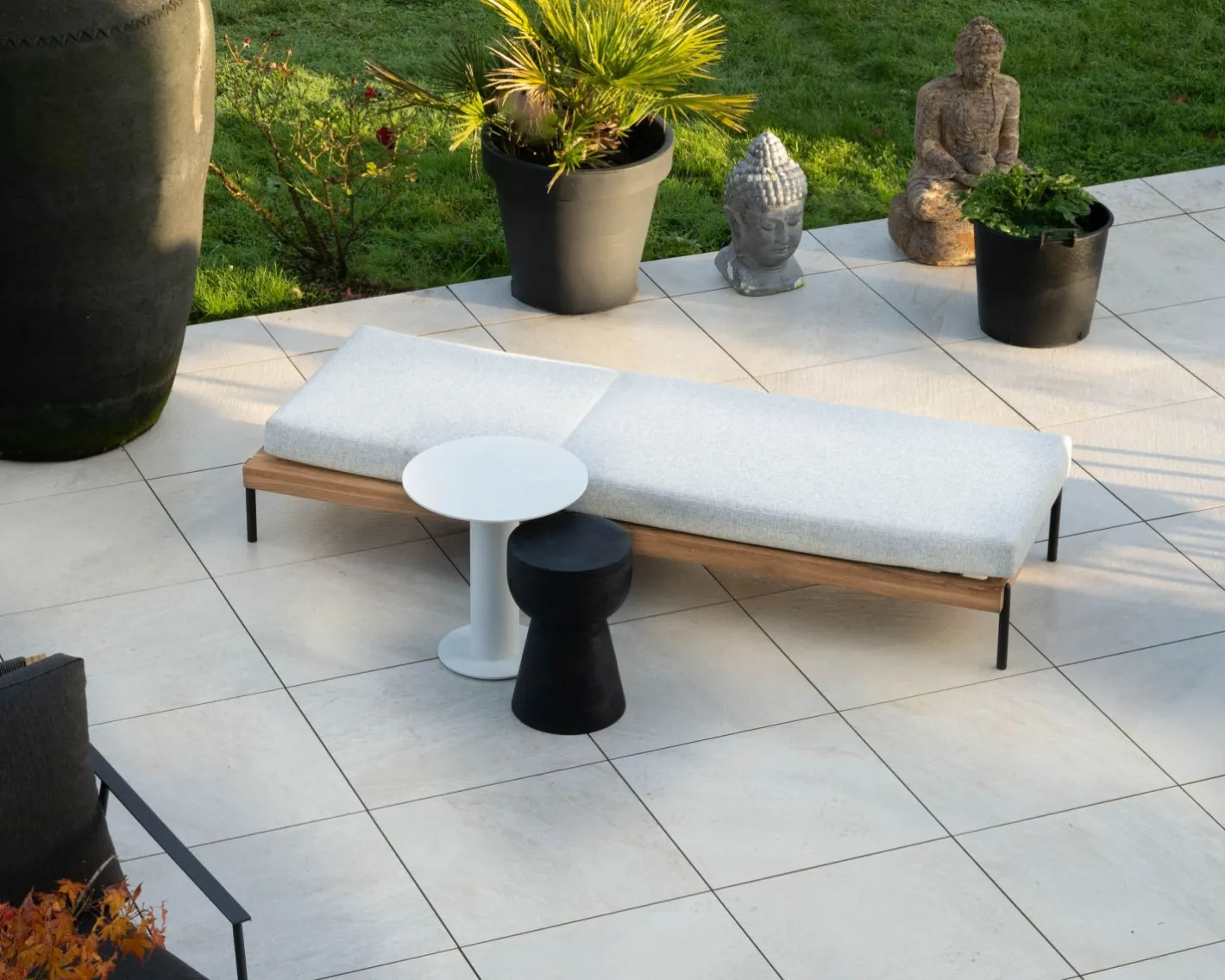 New Bain de soleil matelassé en teck, aluminium et tissu gris clair "Hélios" Bain De Soleil