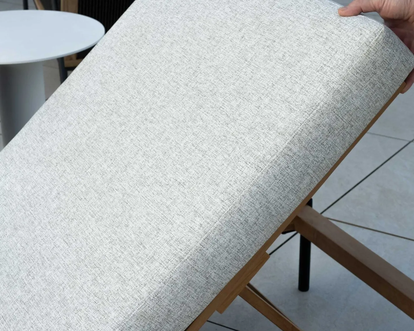 New Bain de soleil matelassé en teck, aluminium et tissu gris clair "Hélios" Bain De Soleil