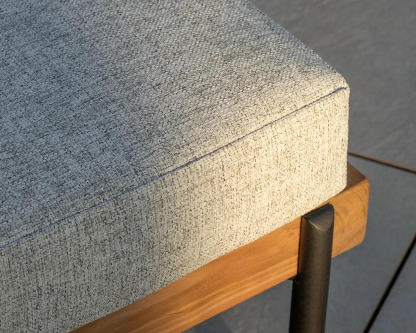 New Bain de soleil matelassé en teck, aluminium et tissu gris clair "Hélios" Bain De Soleil