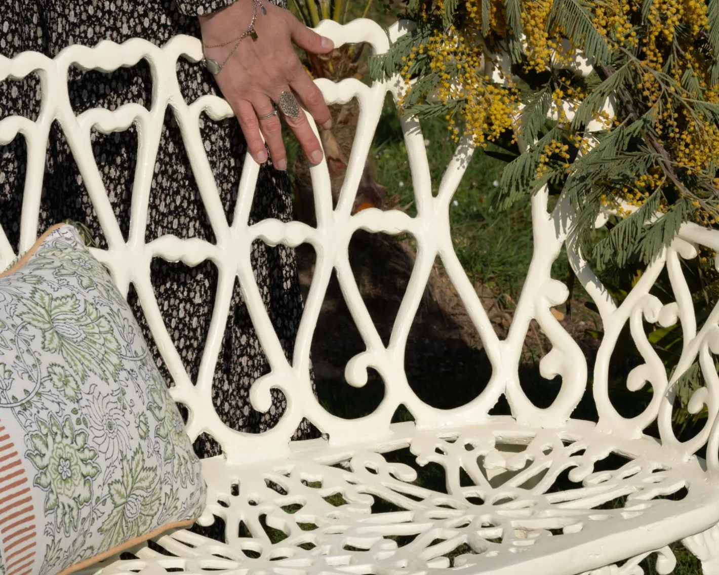 Banc de jardin esprit rétro en fonte esprit fer forgé blanc vieilli "Gardénia" 1m Décoration