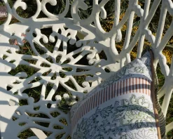 Banc de jardin esprit rétro en fonte esprit fer forgé blanc vieilli