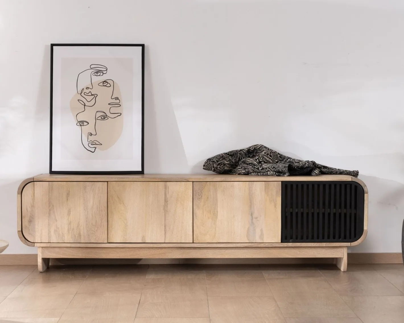 Discount Banc TV 4 portes 180 cm en manguier avec porte déco noire "Jappy" Meuble Télé