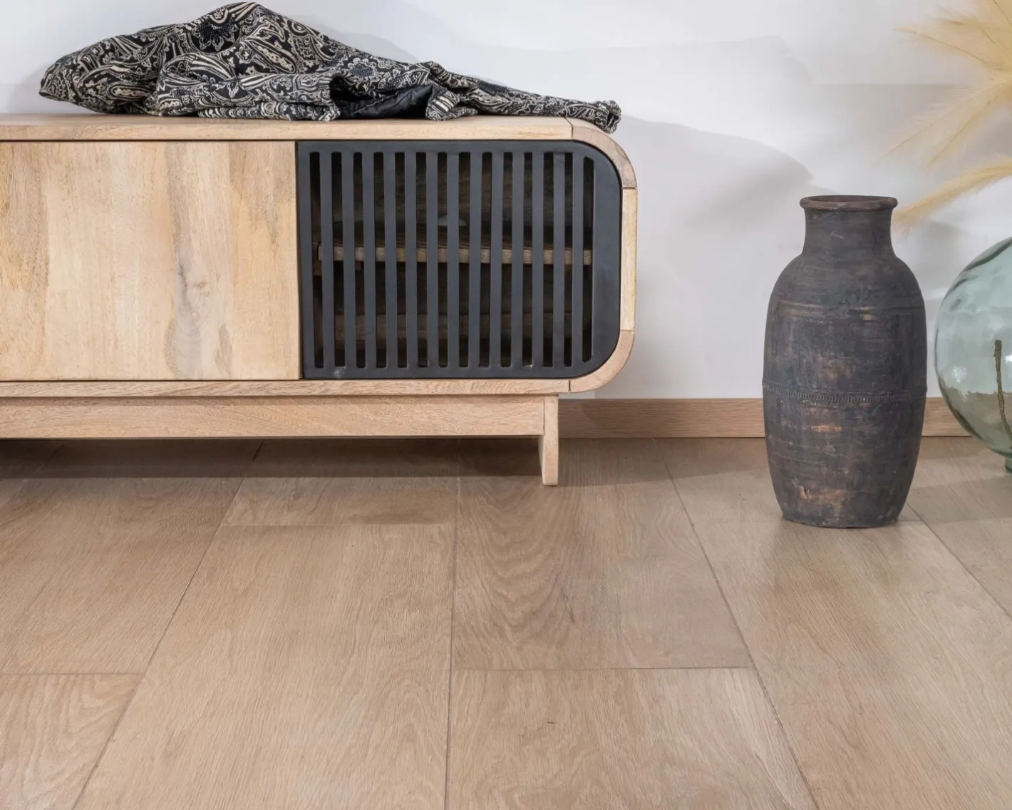 Discount Banc TV 4 portes 180 cm en manguier avec porte déco noire "Jappy" Meuble Télé