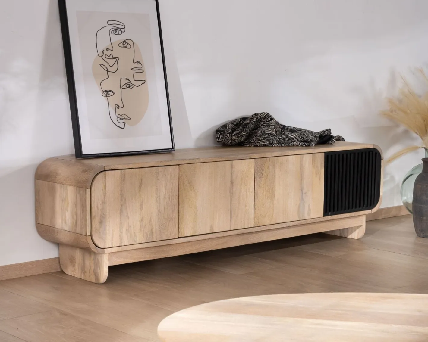 Discount Banc TV 4 portes 180 cm en manguier avec porte déco noire "Jappy" Meuble Télé