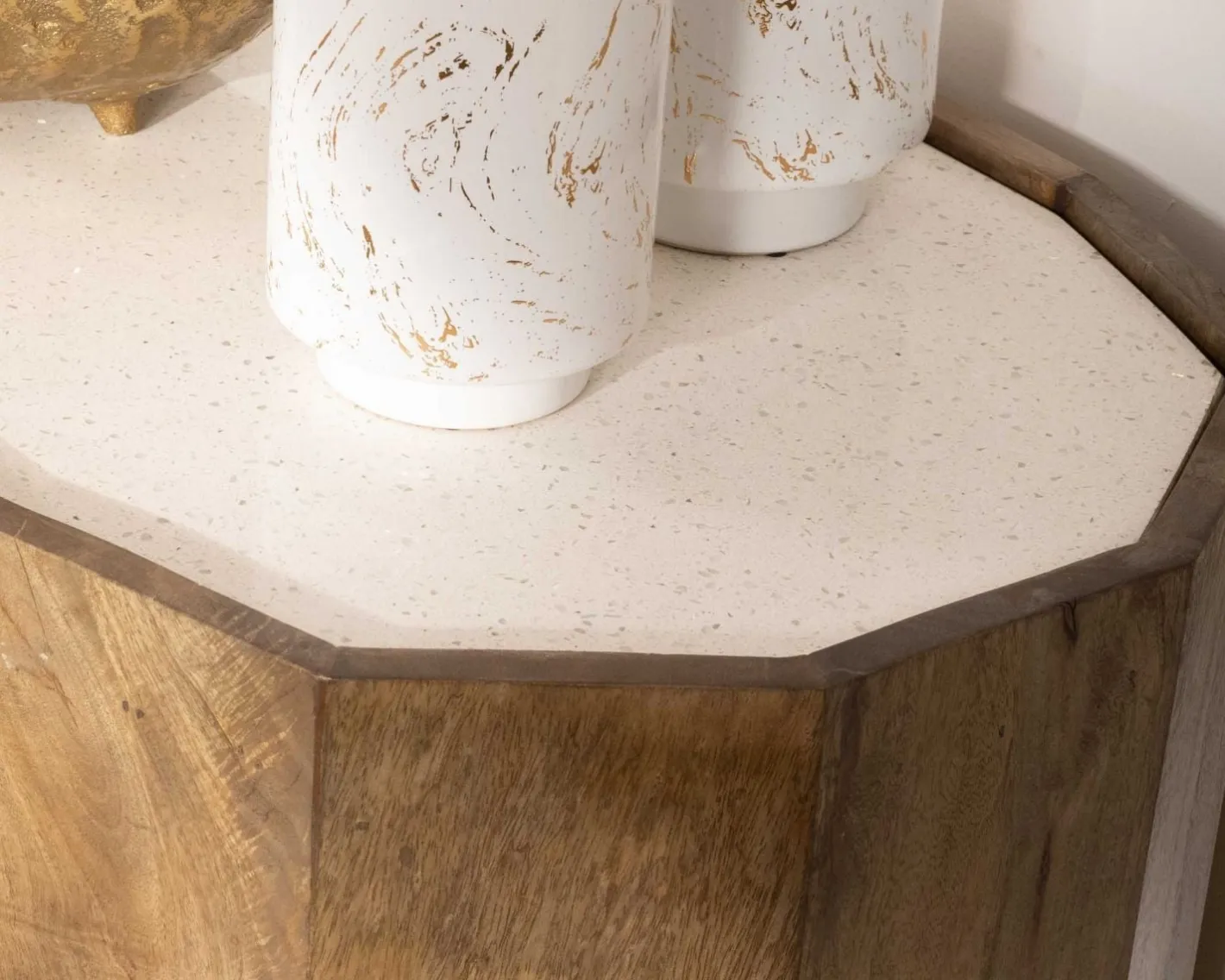 Sale Buffet arrondi avec plateau en terrazzo blanc et pieds métal doré "Bruges" Buffet Et Bahut