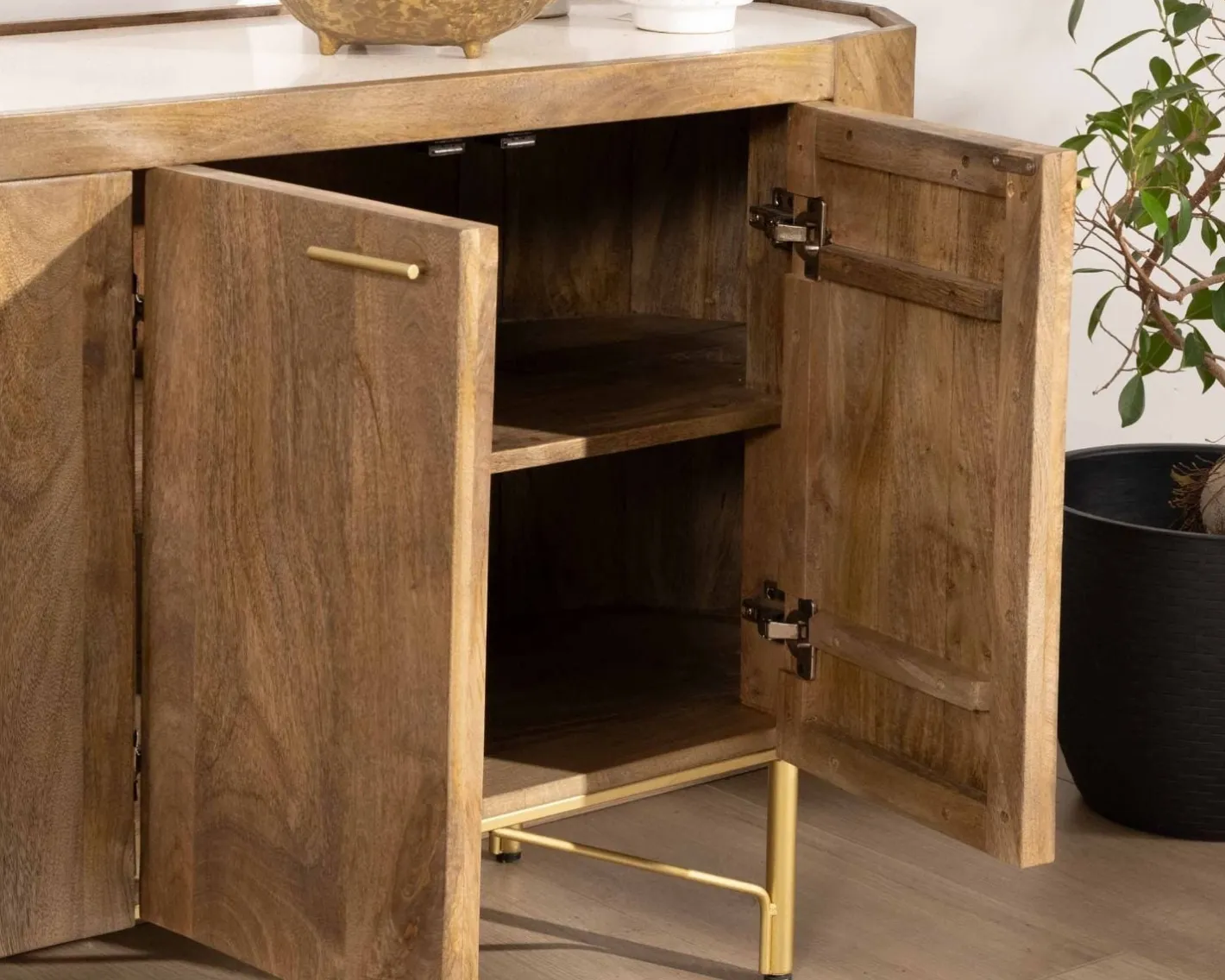 Sale Buffet arrondi avec plateau en terrazzo blanc et pieds métal doré "Bruges" Buffet Et Bahut