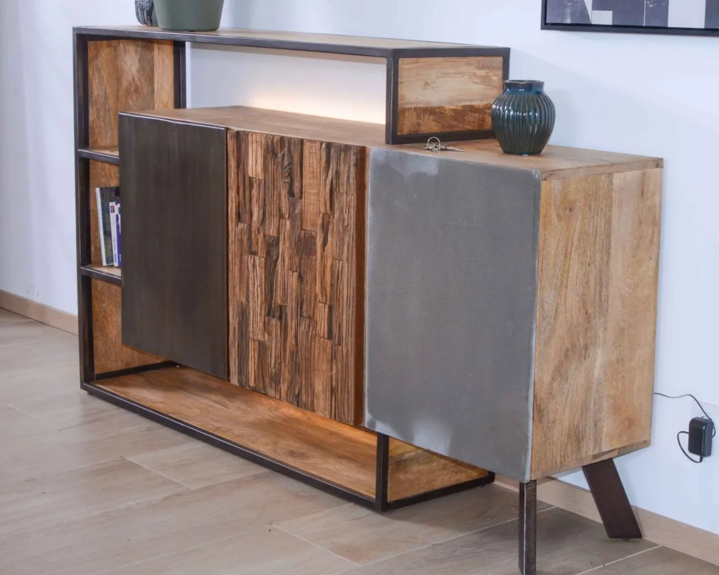 Hot Buffet design bois massif avec LED et décor métal et ciment "Mezzo" Buffet Et Bahut