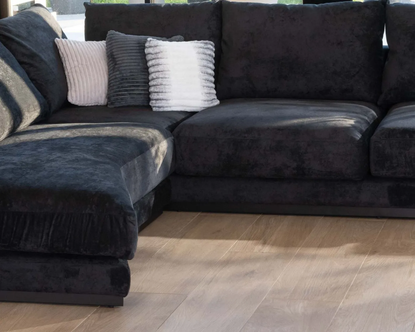 Outlet Canapé confort en velours lisse anthracite avec méridienne design "Cyrano" Canapé D'Angle|Canapé 3 Places