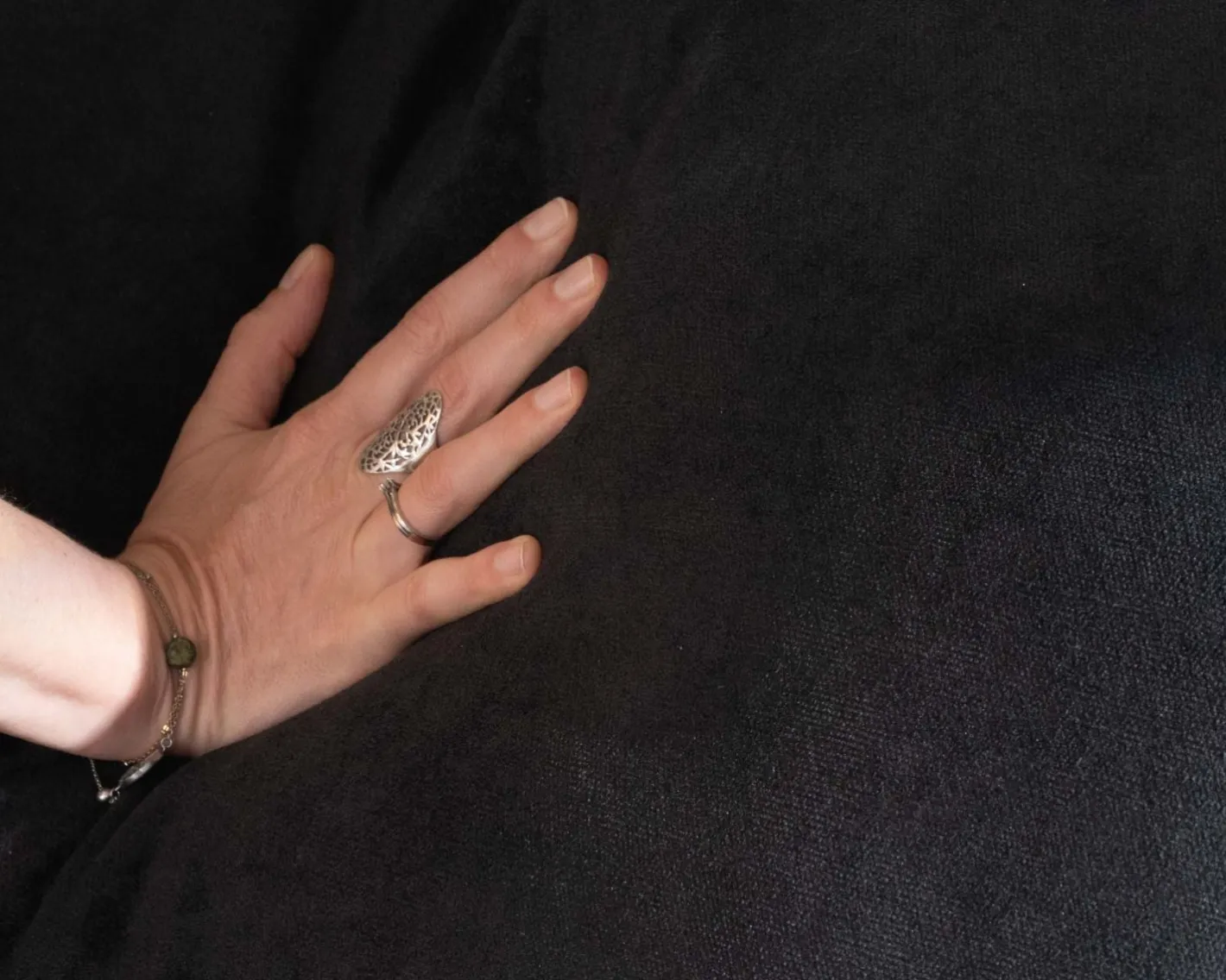 Outlet Canapé confort en velours lisse anthracite avec méridienne design "Cyrano" Canapé D'Angle|Canapé 3 Places