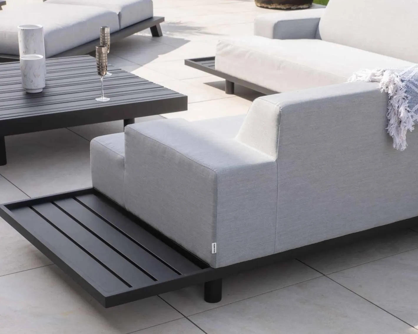 Canapé d'extérieur retour droit gris clair sans surpiqure structure aluminium noire "Sumbawa" Canapé De Jardin