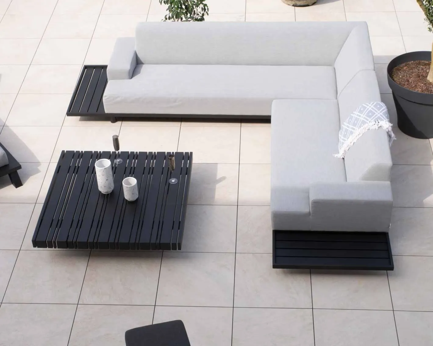 Canapé d'extérieur retour droit gris clair sans surpiqure structure aluminium noire "Sumbawa" Canapé De Jardin