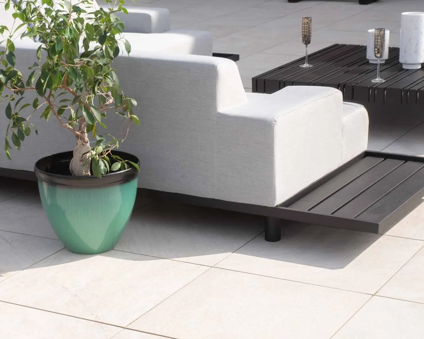 Canapé d'extérieur retour droit gris clair sans surpiqure structure aluminium noire "Sumbawa" Canapé De Jardin