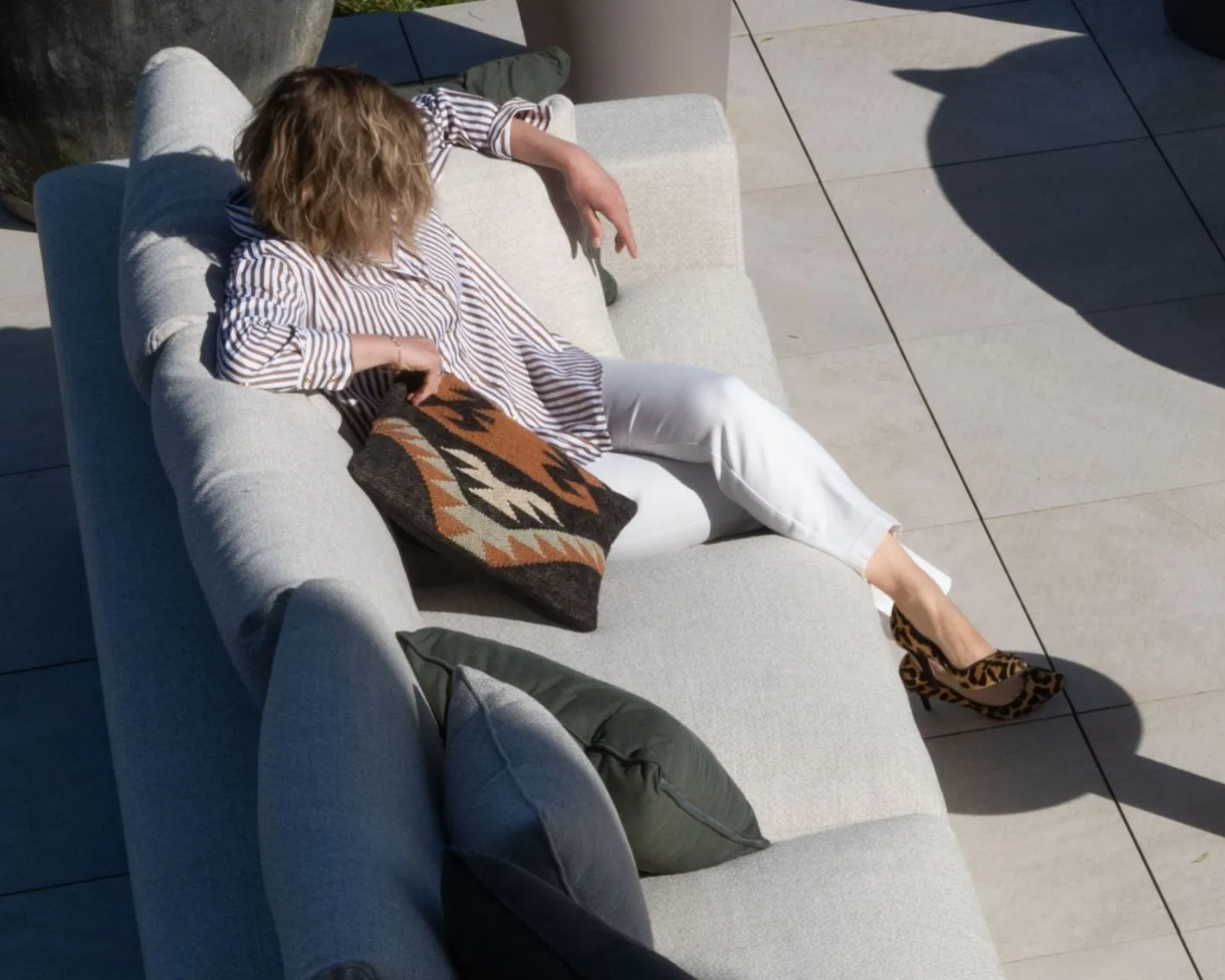 New Canapé d'extérieur ultra confort avec ottoman en tissu écru chiné "Toliara" avec coussins décos kaki Canapé De Jardin