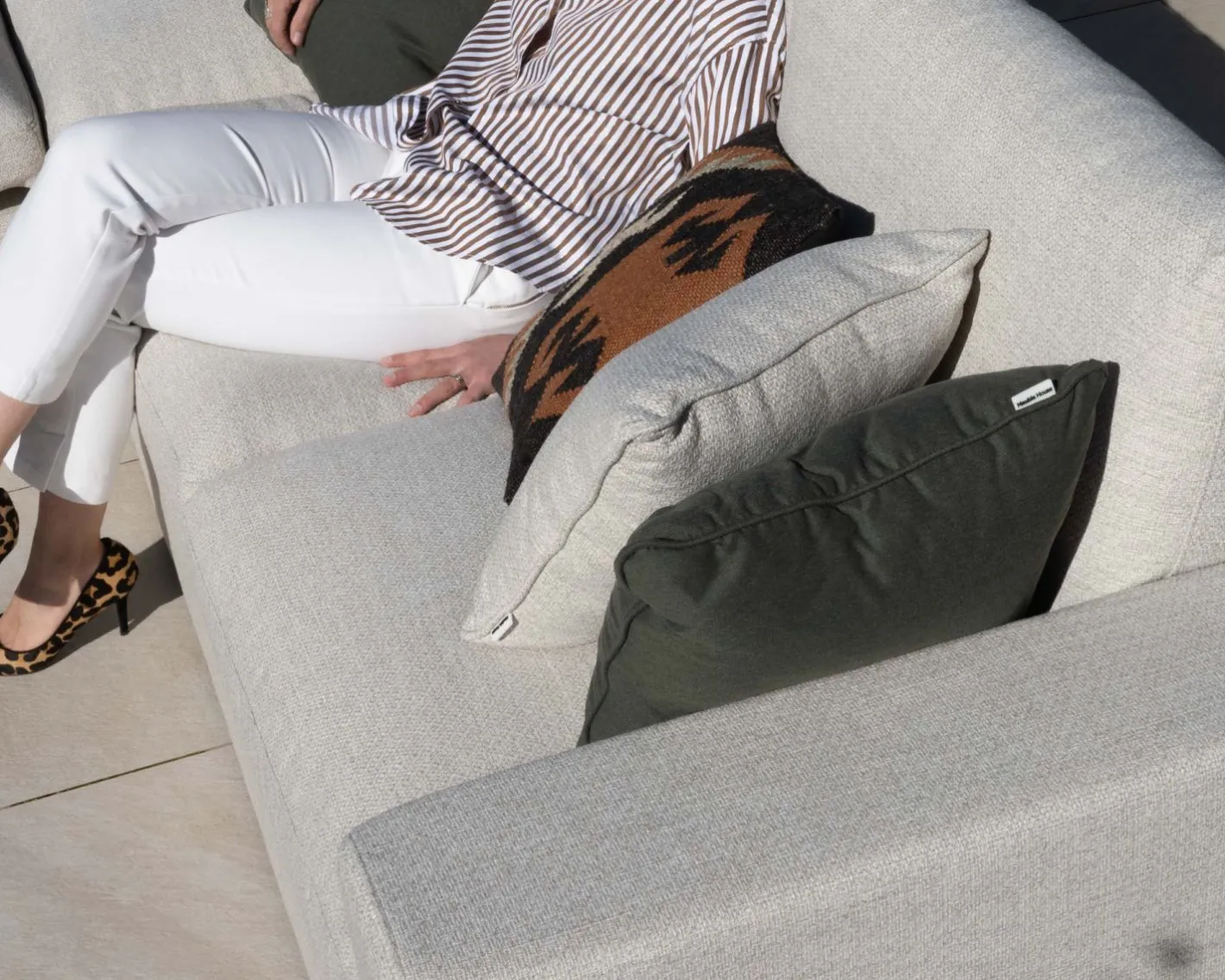 New Canapé d'extérieur ultra confort avec ottoman en tissu écru chiné "Toliara" avec coussins décos kaki Canapé De Jardin