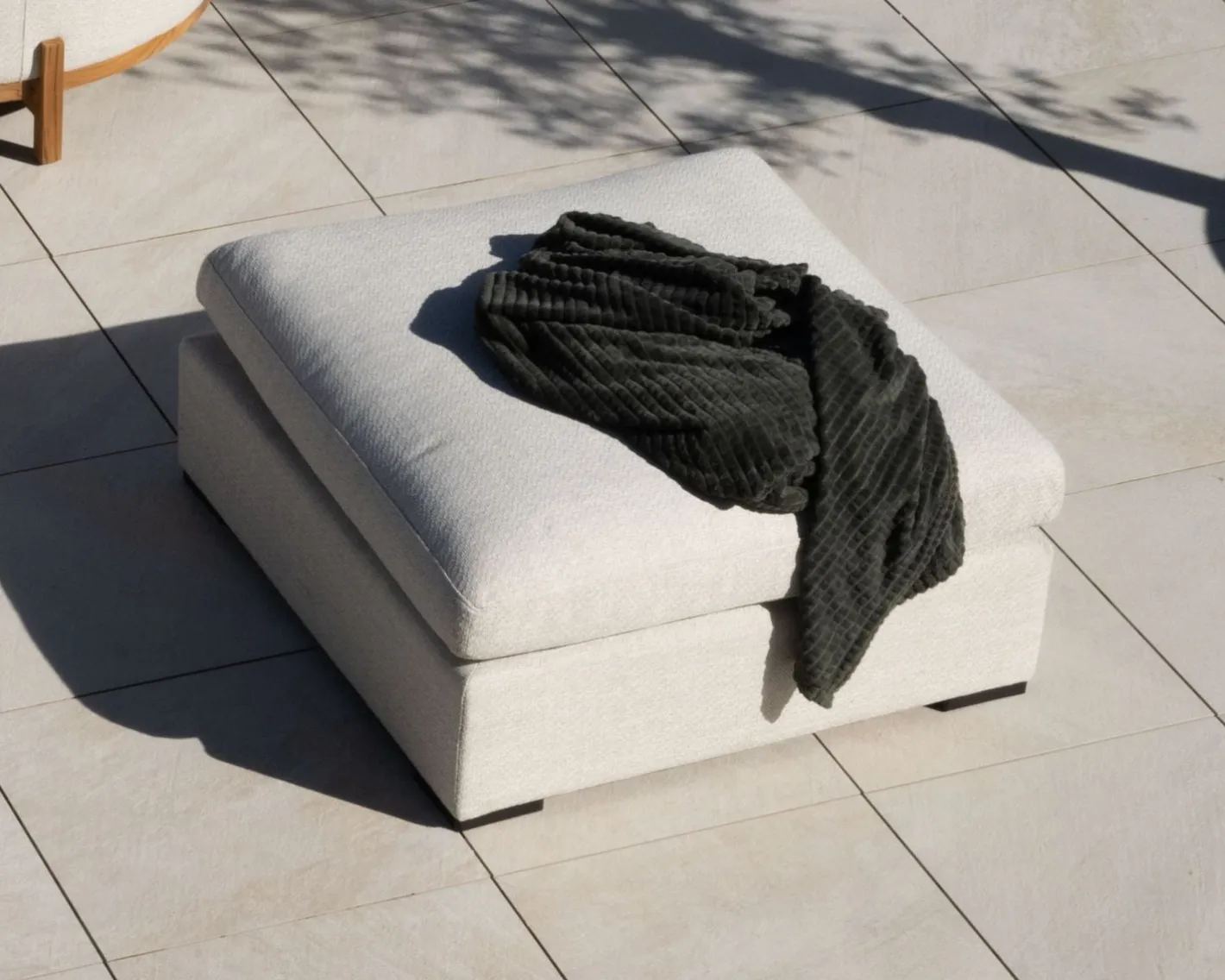New Canapé d'extérieur ultra confort en tissu beige chiné et coussins décos "Toliara" avec module ottoman Canapé De Jardin