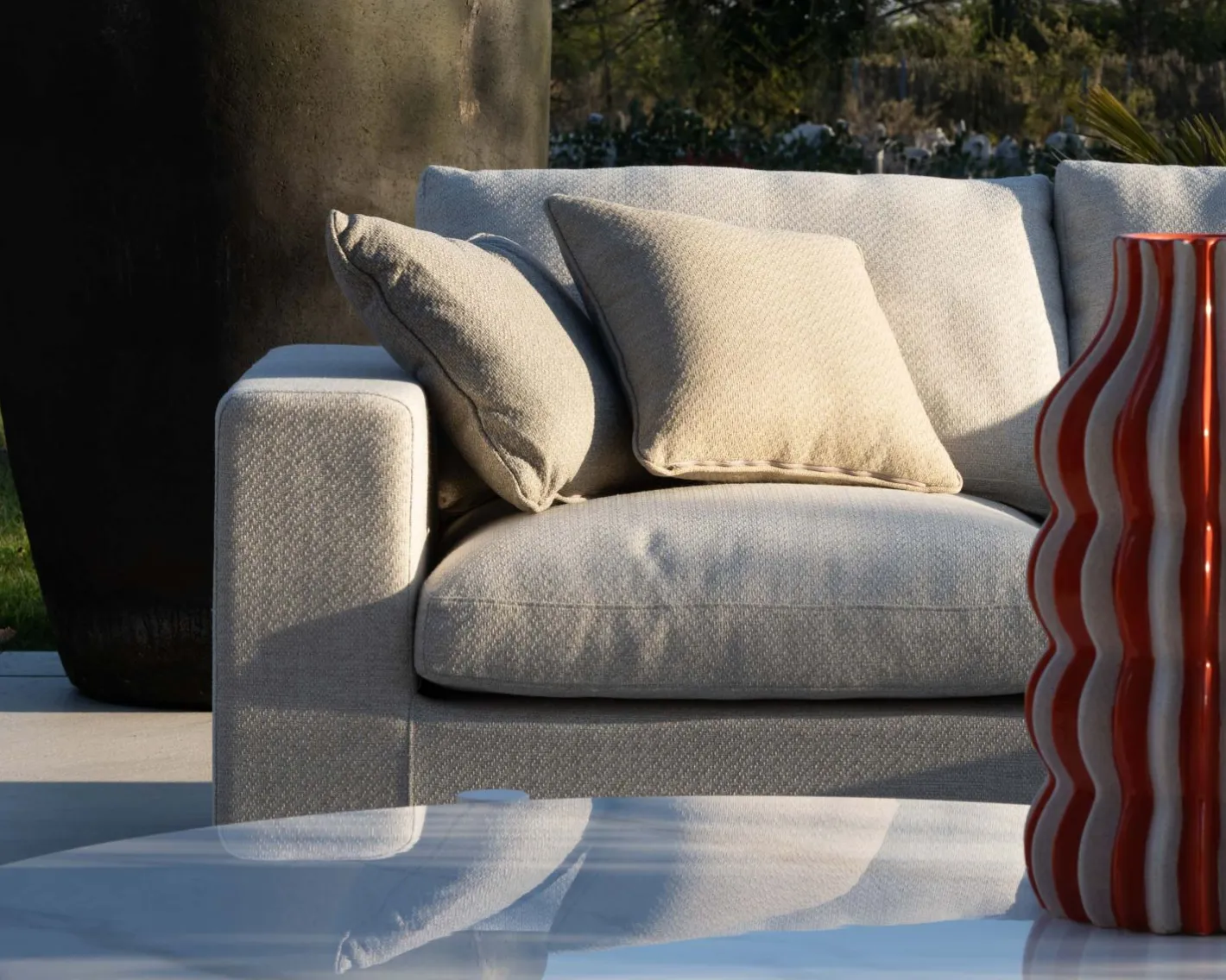 New Canapé d'extérieur ultra confort en tissu beige chiné et coussins décos "Toliara" avec module ottoman Canapé De Jardin