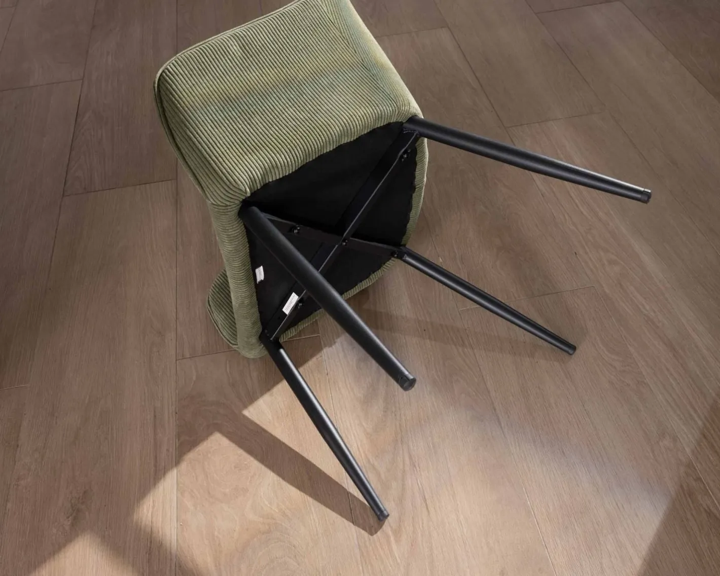 New Chaise contemporaine avec accoudoirs "Scotty" en velours vert kaki et pieds métal noir Chaise