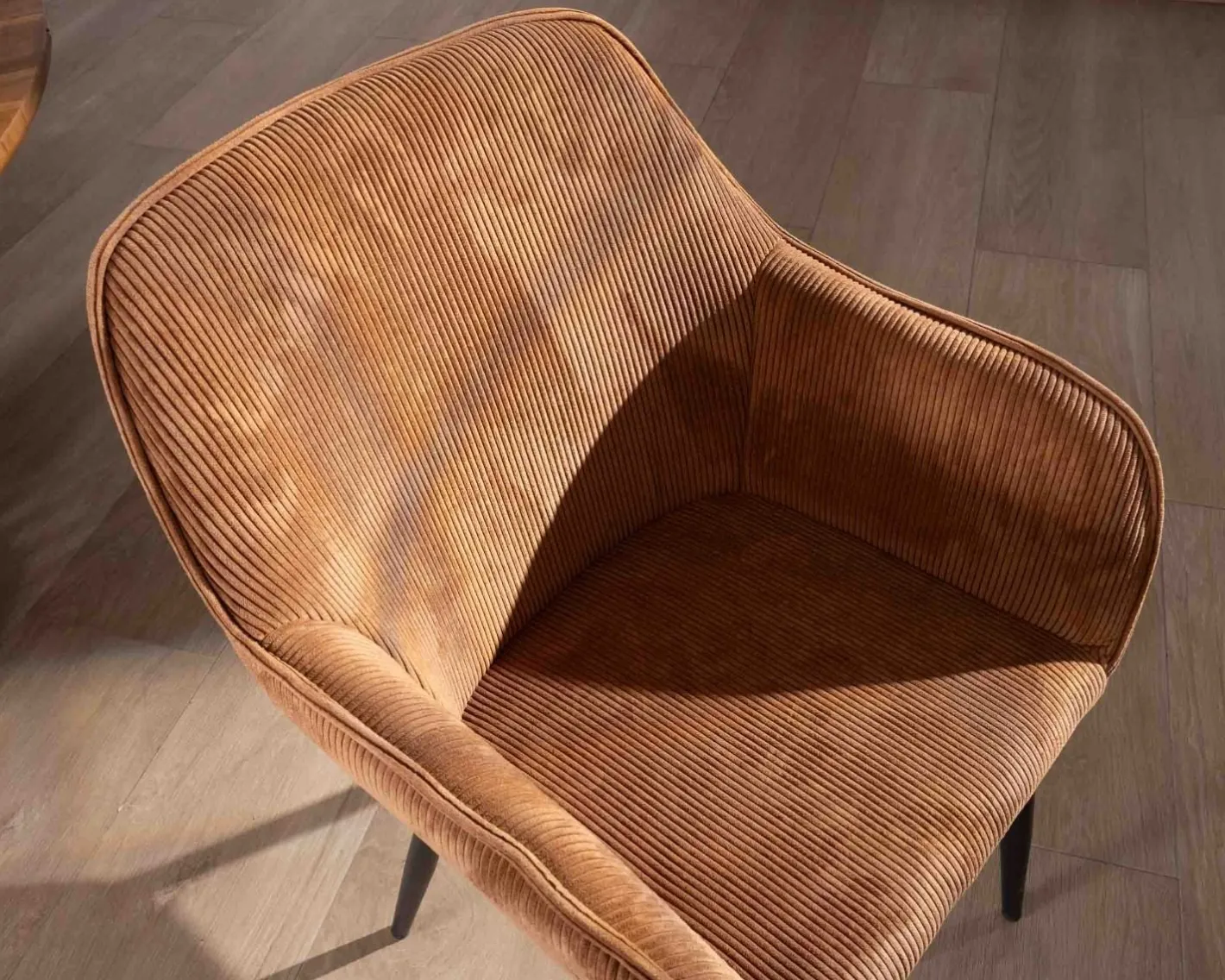 Hot Chaise contemporaine en velours cuivré avec accoudoirs "Scotty" et pieds métal noir Chaise