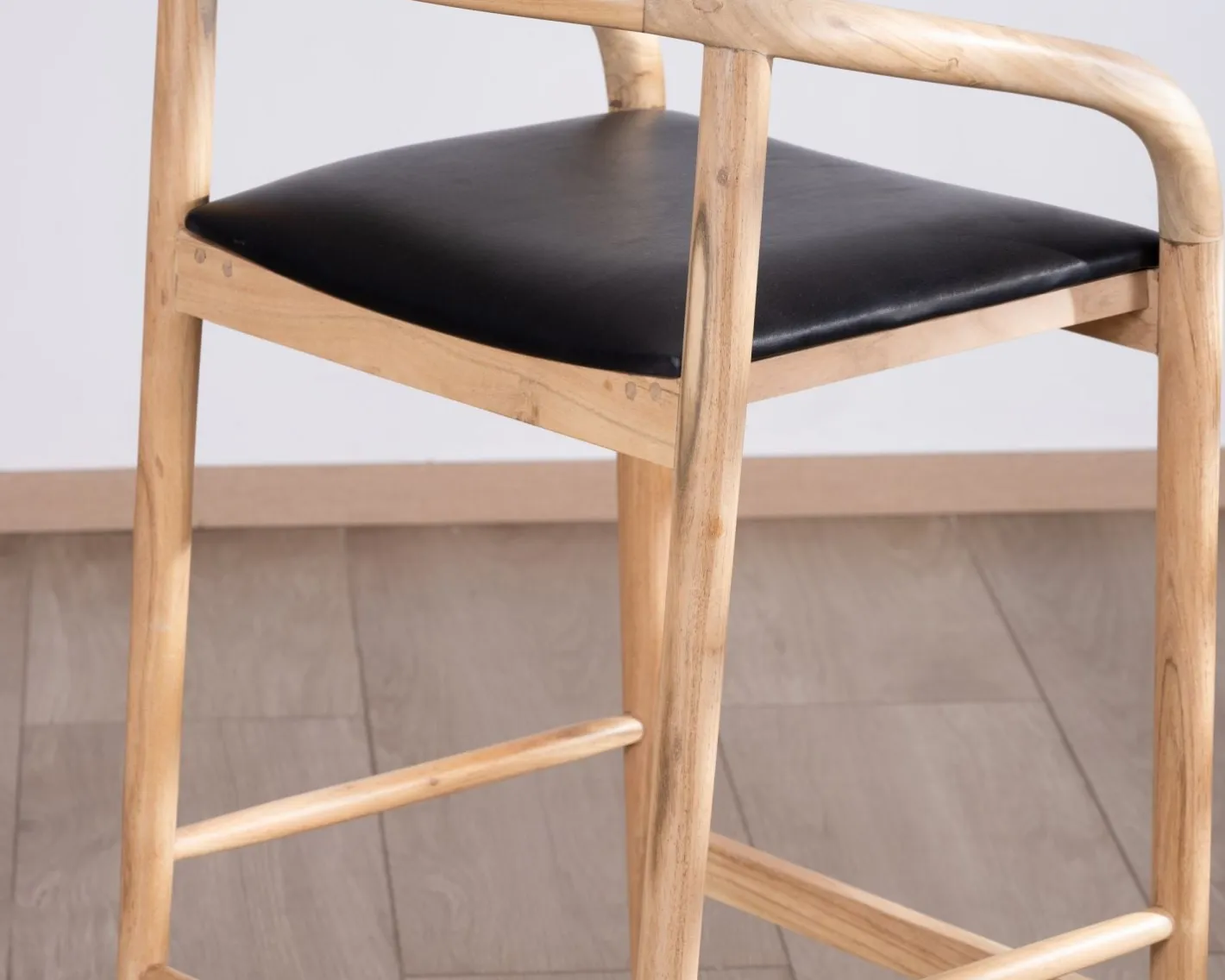 Sale Chaise de bar épurée en acacia naturel et assise PU noir "Vogue" Chaise De Bar