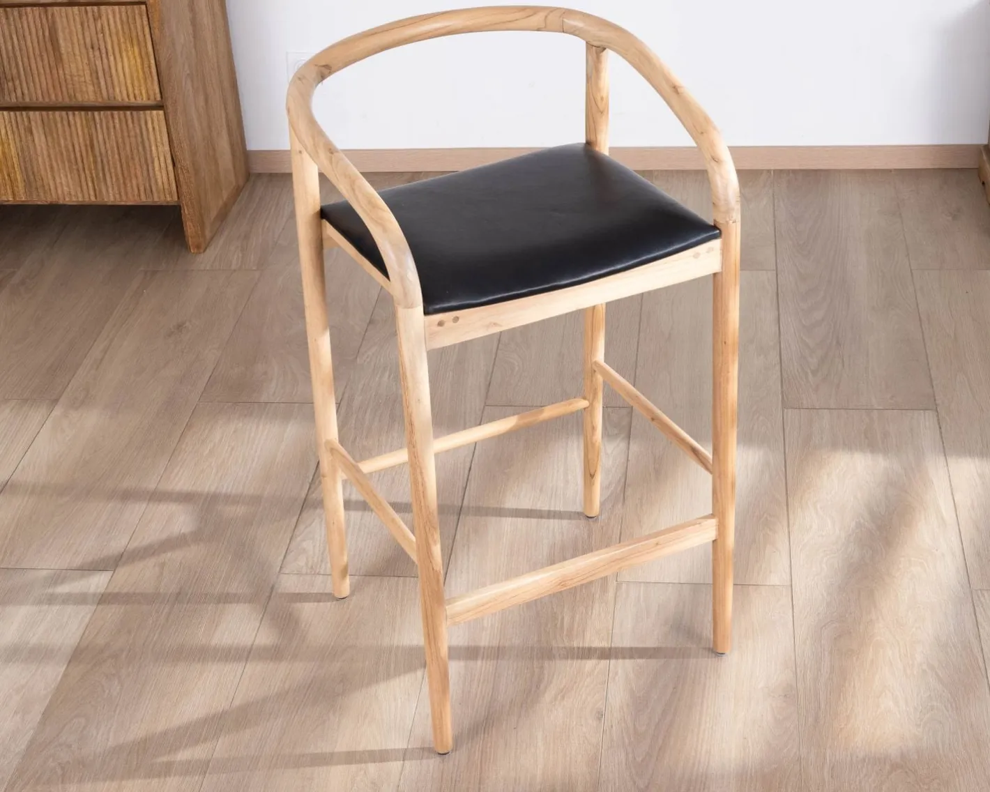 Sale Chaise de bar épurée en acacia naturel et assise PU noir "Vogue" Chaise De Bar