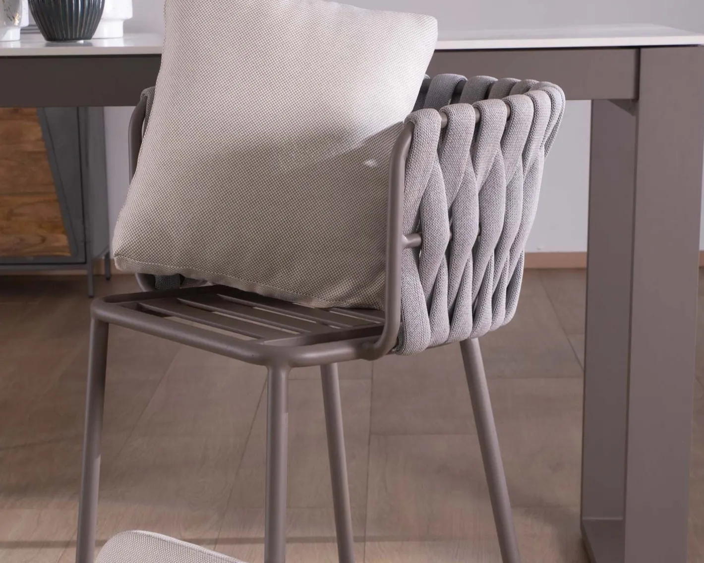 Outlet Chaise de bar ultra chic dossier en tissu tressé gris et pieds aluminium "Chinon" assise 74 cm Chaise De Bar