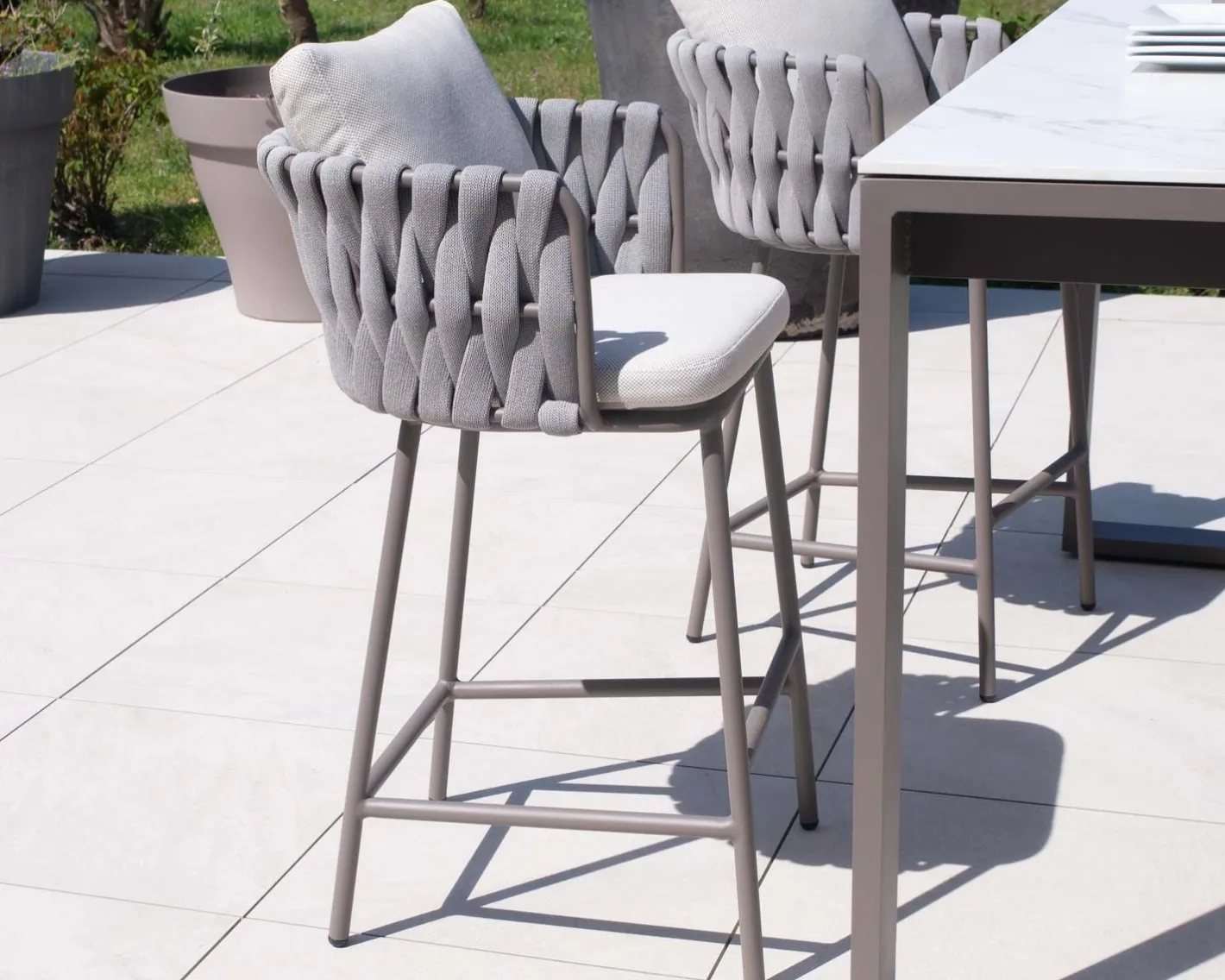 Outlet Chaise de bar ultra chic dossier en tissu tressé gris et pieds aluminium "Chinon" assise 74 cm Chaise De Bar