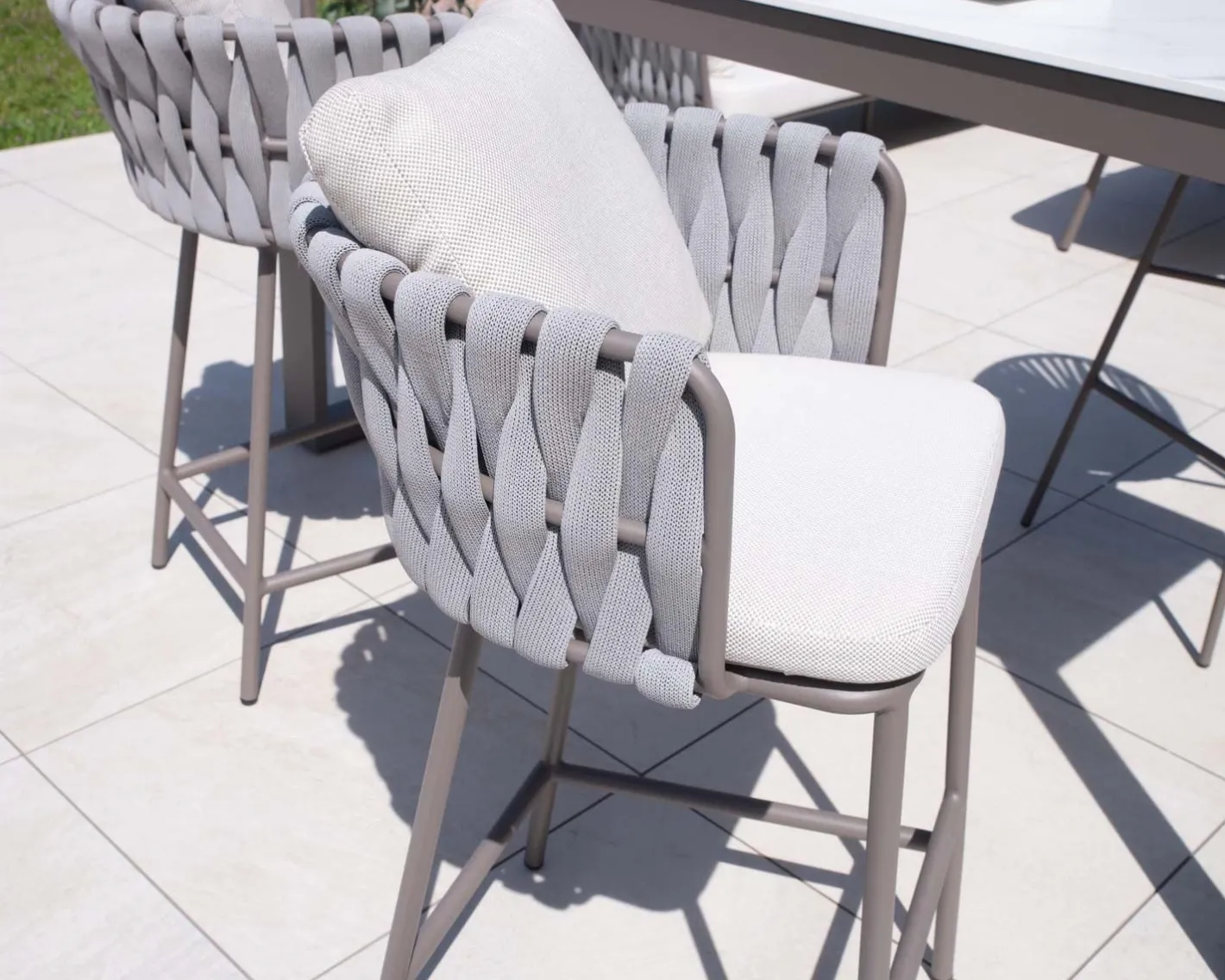 Outlet Chaise de bar ultra chic dossier en tissu tressé gris et pieds aluminium "Chinon" assise 74 cm Chaise De Bar