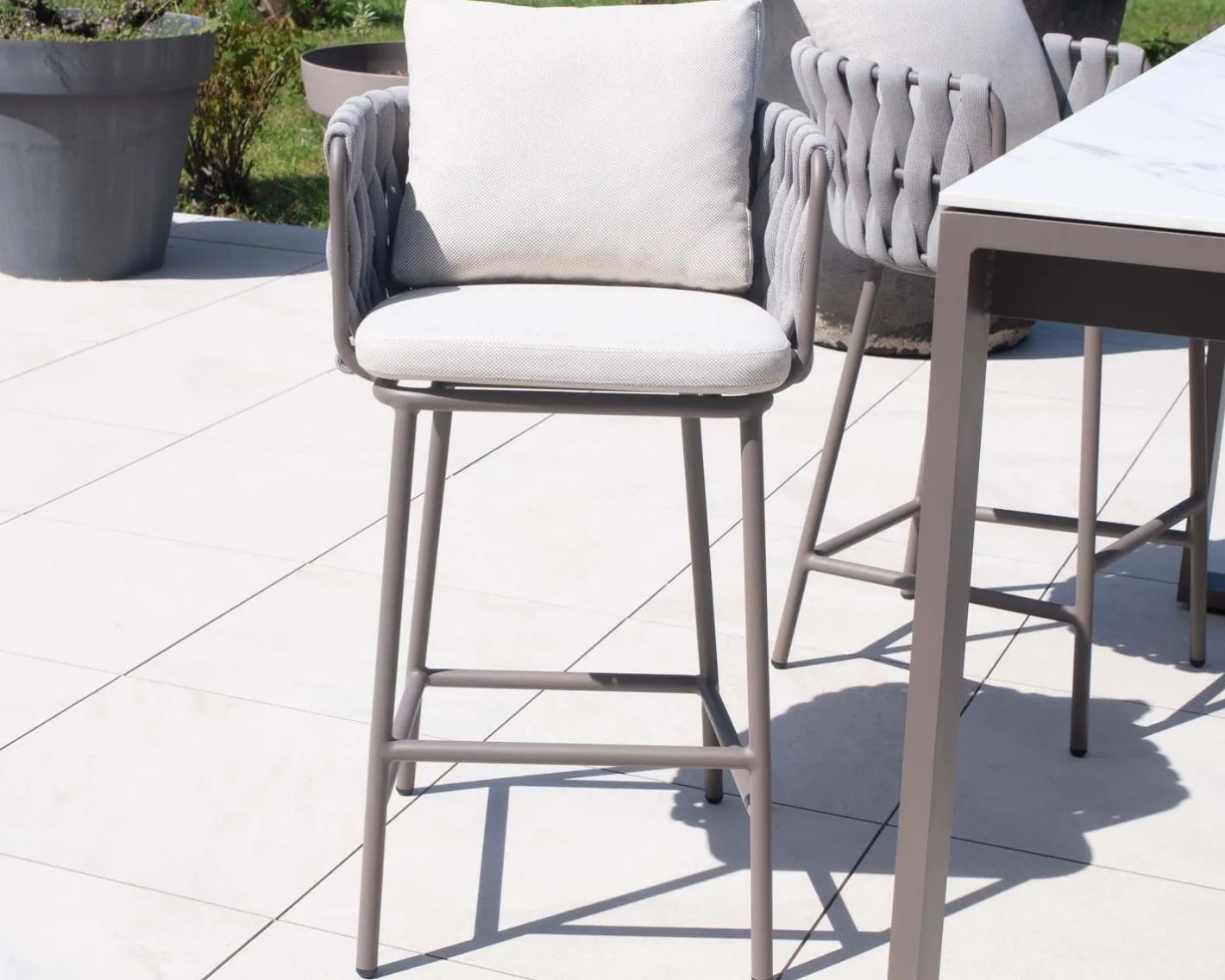 Outlet Chaise de bar ultra chic dossier en tissu tressé gris et pieds aluminium "Chinon" assise 74 cm Chaise De Bar
