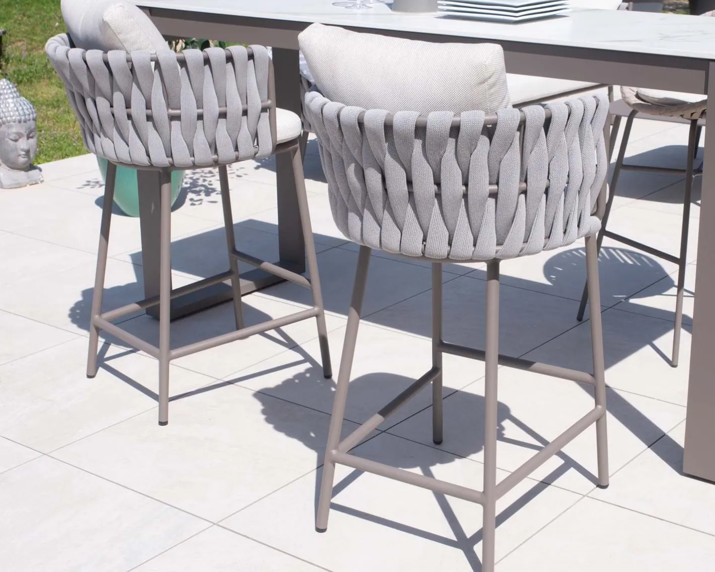 Outlet Chaise de bar ultra chic dossier en tissu tressé gris et pieds aluminium "Chinon" assise 74 cm Chaise De Bar