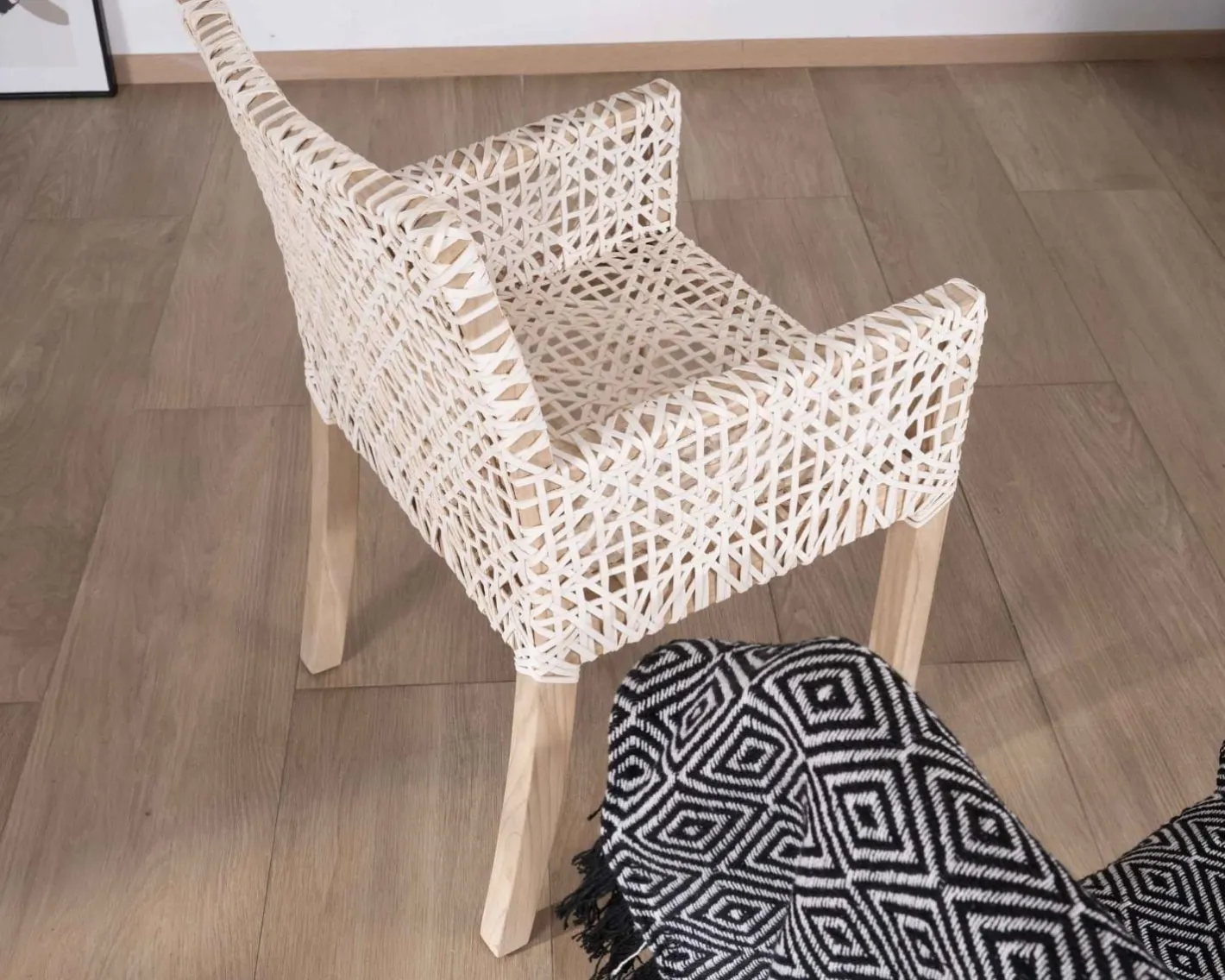 Best Chaise de repas avec accoudoirs en cuir blanc tressé et teck "Mambow" Chaise
