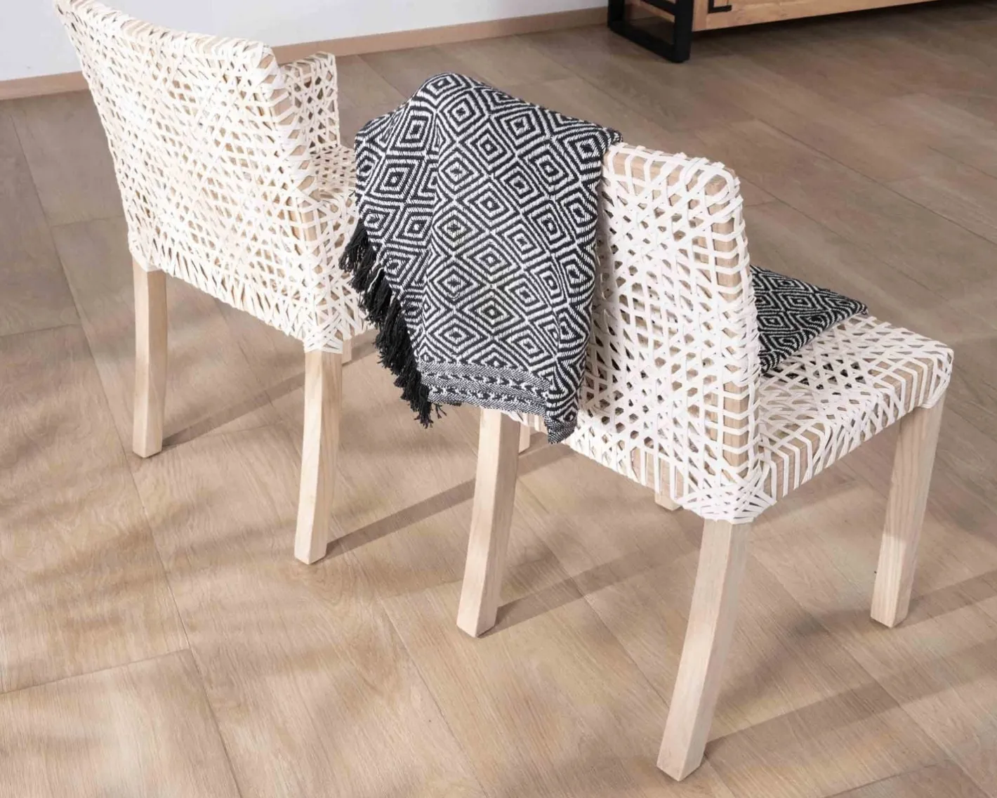 Best Chaise de repas avec accoudoirs en cuir blanc tressé et teck "Mambow" Chaise