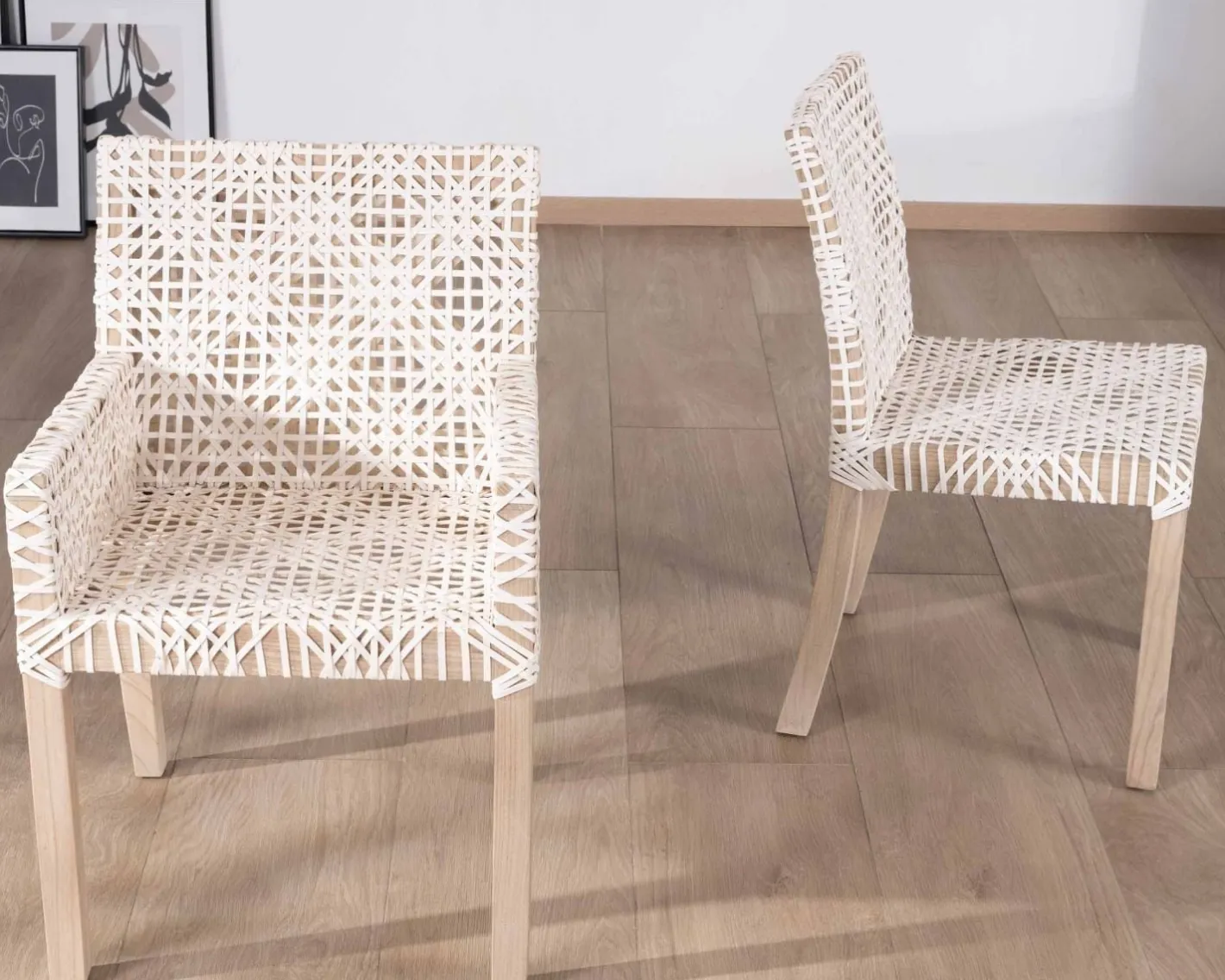 Best Chaise de repas avec accoudoirs en cuir blanc tressé et teck "Mambow" Chaise